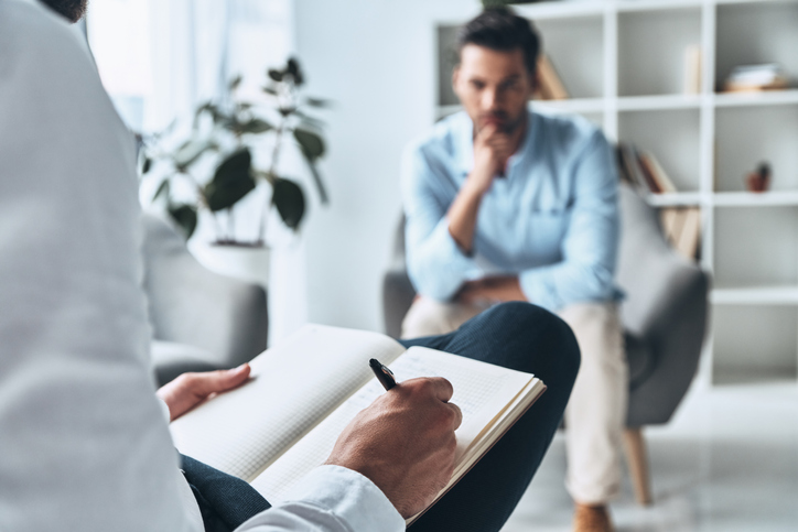 Schematische weergave van een corporate wellness strategieplan op een presentatiebord